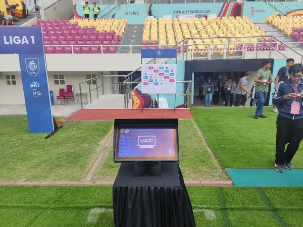 Layar Video Assistant Referee terpasang di pinggir lapangan Stadion Manahan Solo. (Foto: MPI/Suasana di ruang kontrol Video Assistant Referee (VAR) di Stadion Manahan, Solo. (Foto: MPI/Cikal Bintang Raissatria)