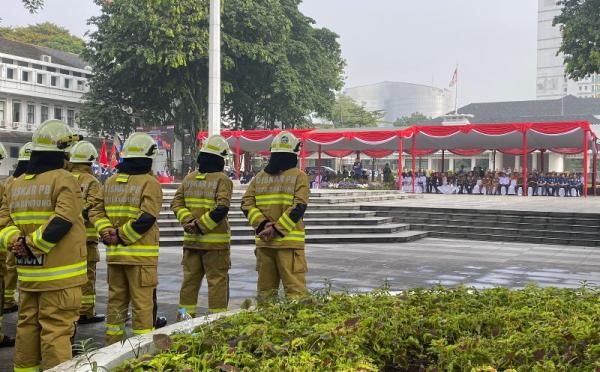 Upacara HUT ke-105 Damkar Upacara Peringatan HUT ke-105 Pemadam Kebakaran dan Penyelamatan Tingkat Kota Bandung di Plaza Balai Kota Bandung, Kamis (7/3/2024). (Foto: dok Diskar-PB Bandung)