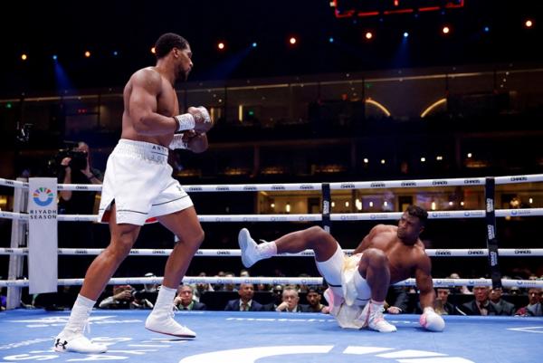 Anthony Joshua Petinju Inggris Anthony Joshua menang KO (knock out) lawan Francis Ngannou di duel kelas berat. Sadisnya, Joshua menang di ronde kedua. (foto: USA SPORT TODAY)