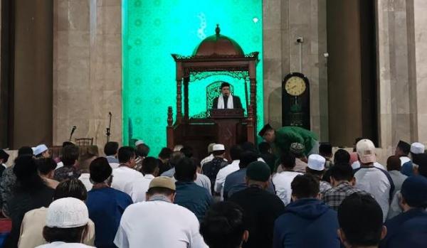 Umat Islam mendengarkan kultum Ramadhan dalam salat tarawih perdana di Masjid Raya Bandung, Senin (11/3/2024). (Foto: MPI)