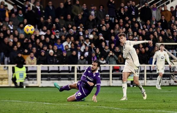 Diego Llorente AS Roma Diego Llorente (kanan) melepaskan tendangan voli untuk menyelamatkan AS Roma dari kekalahan di markas Fiorentina, Stadio Artemio Franchi, Florence, pada pekan ke-28 Liga Italia 2023-2024, Senin (11/3/2024) dini hari WIB. (Foto: REUTERS)