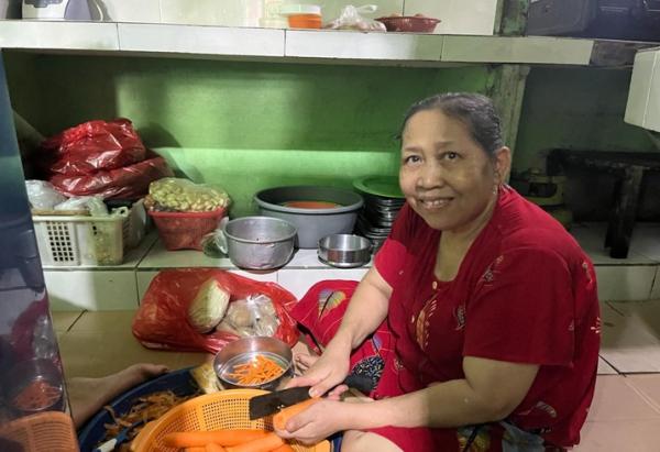 Pemilik warteg, Tanti Pemilik warteg di Kawasan Tendean, Jakarta Selatan, Tanti (49). (Foto: Atikah Umiyani)