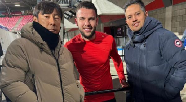 Shin Tae-yong Calvin Verdonk Pelatih Timnas Indonesia Shin Tae-yong foto bareng Calvin Verdonk. Ini menjadi alarm bahaya buat Pratama Arhan. (Foto: Instagram/shintaeyong7777)