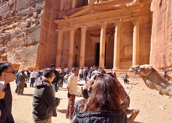 Treasury1 Salah satu struktur paling ikonik di Petra adalah Al-Khazneh atau "The Treasury", yang merupakan makam raksasa yang dipahat di tebing. Foto iNews.id/SM Said