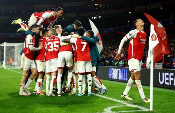Para pemain Arsenal merayakan kemenangan adu penalti kontra FC Porto pada leg kedua 16 besar Liga Champions 2023-2024 di Emirates Stadium, Rabu (13/3/2024) pagi WIB. (Foto: REUTERS)