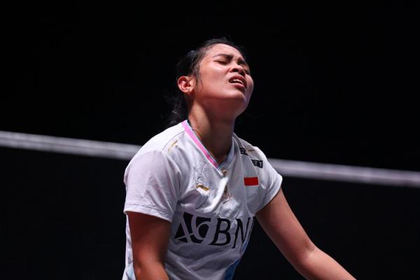 Gregoria Tunggal putri Indonesia, Gregoria Mariska Tunjung tersingkir daru perempat final All England 2024 usai kalah dari bintang Jepang, Akane Yamaguchi. Kekalahan itu cukup kontroversi karena ada cahaya flash saat pertandingan. (foto: PBSI)