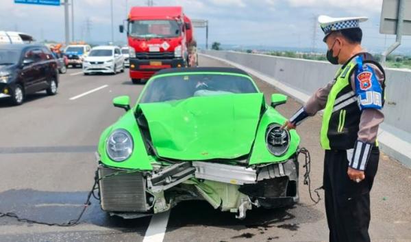 Porsche kecelakaan Mobil Poorsche hijau ringsek usai kecelakaan menabrak Grand Livina di Tol Porong-Surabaya, Minggu (17/3/2024). (Foto: iNews)