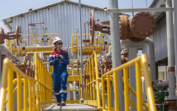 Operator melakukan pendeteksian kebocoran gas dengan &ldquo;gas detector&rdquo; di area &ldquo;manifold header&rdquo;