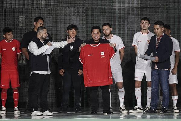 Jersey baru Timnas Indonesia resmi diluncurkan di Jakarta, Senin (18/3/2024). (Foto: PSSI) Jersey baru Timnas Indonesia resmi diluncurkan di Jakarta, Senin (18/3/2024). (Foto: PSSI)