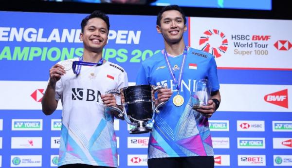 Jonatan Christie Anthony Sinisuka Ginting iral tingkah kocak Anthony Ginting di podium All England 2024 bikin ngakak netizen (Foto: PBSI)