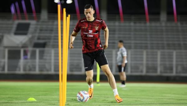 Bek Venezia, Jay Idzes mengeluh di latihan perdana Timnas Indonesia. (Foto: PSSI)