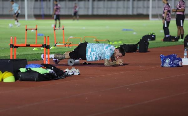 Gelandang Timnas Indonesia Marc Klok latihan terpisah jelang Indonesia vs Vietnam di Kualifikasi Piala Dunia 2026. (Foto: MPI/Aldi Chandra)