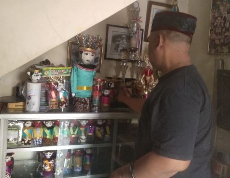 Bang Lukman menata ondel-ondel mini sebelum dikemas. (Foto: iNews.id)