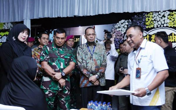 ASABRI menyerahkan SRKK kepada ahli waris prajurit gugur