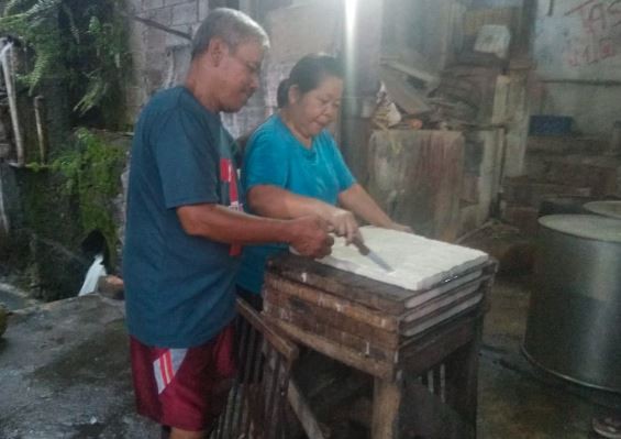 Pengusaha tahu di Cipayung, Mardi mendapat pendampingan dari BRI. (Foto: iNews.id)