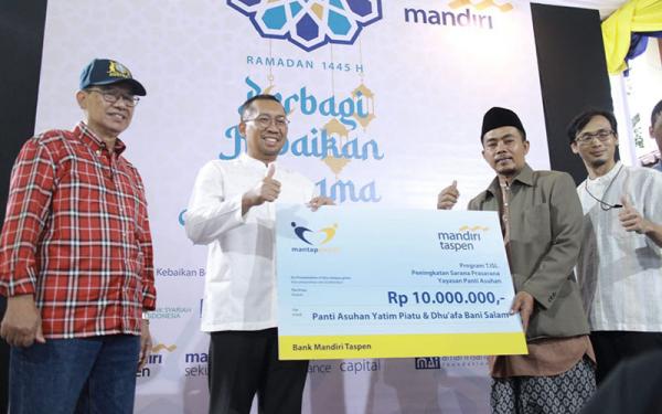 Pemberian CSR kepada Yayasan Panti Asuhan Yatim Piatu & Dhu&rsquo;afa Bani Salam oleh Direktur FRO Bank Mandiri Taspen, Putu Apriyanto