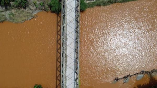 laut merah di kolaka utara Kondisi perairan berwarna merah kecoklatan dari jembatan penghubung Desa Patowonua-Pitulua, Kolaka Utara. (Foto: iNews/Muh Rusli)