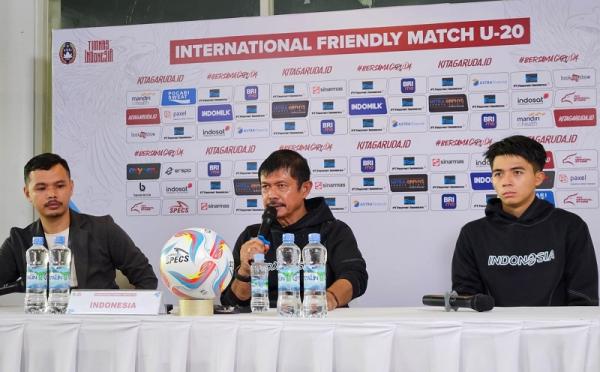 Pelatih Timnas Indonesia U-20 Indra Sjafri Pelatih Timnas Indonesia U-20 Indra Sjafri (tengah) berbicara pada konfrensi pers usai pertandingan kontra China U-20 di Stadion Madya, Gelora Bung Karno, Jakarta, Senin (25/3/2024) malam. (Foto: MPI/Rio Eristiawan)