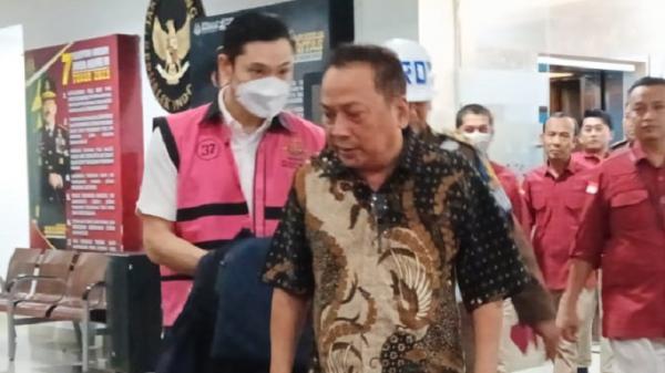 Suami artis Sandra Dewi, Harvey Moeis (rompi tahanan merah muda) (foto: MPI)
