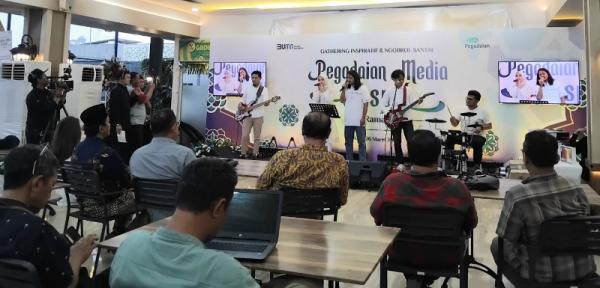 Iftar dan Media Gathering PT Pegadaian Sebelum berbuka puasa bersama, rekan-rekan media dihibur dengan alunan musik bernuansa Islami dan tausiah singkat yang disampaikan Ustaz Abi Hendratmo. (Foto: iNews Media Group/Jack Newa)