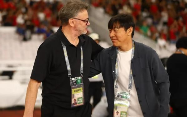 Philippe Troussier Shin Tae-yong Philippe Troussier akrab dengan Shin Tae-yong usai Timnas Indonesia menjamu Vietnam di Stadion Utama Gelora Bung Karno, Jakarta, Kamis (21/3/2024). (Foto: TheThao247)