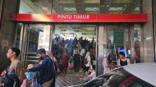 Suasana Pasar Tanah Abang Pasar Tanah Abang. (Foto: Iqbal Dwi Purnama)
