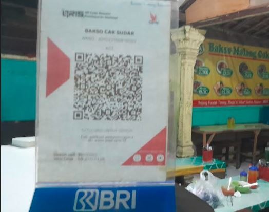 Sistem pembayaran QRIS BRI memudahkan transaksi di warung bakso Malang Cak Sudar, Kota Depok. (Foto: MPI)