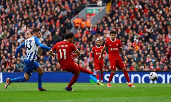 Winger Liverpool Mohamed Salah Mohamed Salah mencetak gol kemenangan Liverpool atas Brighton and Hove Albion pada lanjutan Liga Inggris 2023-2024 di Anfield, Minggu (31/3/2024) malam WIB. (Foto: REUTERS)