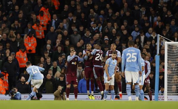 Winger Manchester City Phil Foden mencetak gol keduanya ke gawang Aston Villa pada pekan ke-31 Liga Inggris 2023-2024 di Etihad Stadium, Kamis (4/4/2024) dini hari WIB. (Foto: REUTERS)