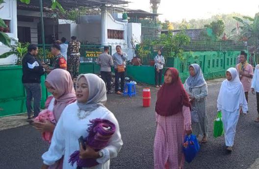 jemaah aolia lebaran Jemaah saat mendatangi Masjid Aolia untuk menggelar Salat Idul Fitri, Jumat (5/4/2024). (Foto: MPI/Erfan Erlin)