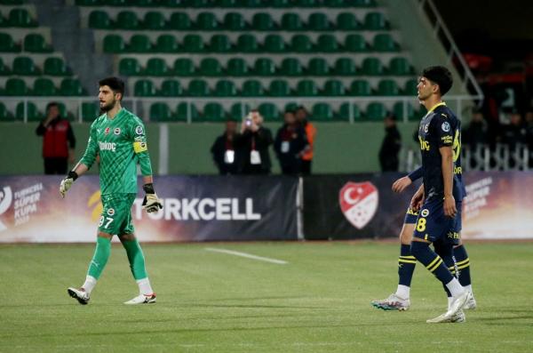 Para pemain Fenerbahce meninggalkan lapangan setelah hanya bermain satu menit kontra Galatasaray pada Piala Super Turki 2023-2024 di Sanliurfa 11 Nisan Stadyumu, Sanliurfa, Senin (8/4/2024) dini hari WIB. (Foto: REUTERS)
