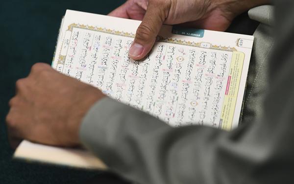 Pekerja membaca Al Quran di anjungan lepas pantai Yakin Field, Kalimantan Timur.