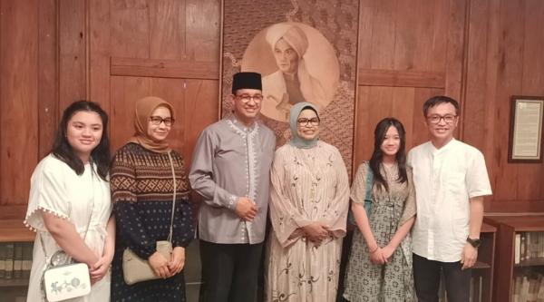IMG 20240410 WA0028 Anies Baswedan berfoto dengan warga di rumahnya (Foto: Refi Sandi)