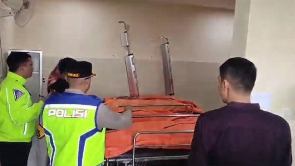 Korban kecelakaan Bus PO Rosalia Indah di tol Korban meninggal kecelakaan Bus PO Rosalia Indah di Tol Batang saat berada di kamar jenazah RSI Weleri Kendal. (Foto: iNews/Suryono Sukarno)