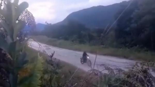 Danramil Aradide Letda Inf Oktovianus Sogalrey Detik-detik Danramil 1703-04/Aradide, Kabupaten Paniai, Letda Inf Oktovianus Sogalrey ditembak KKB saat mengendarai motor (Foto: istimewa)
