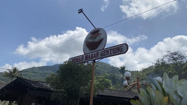 Lokasi Rumah Makan Gentong, ikon kuliner Tasik Lokasi Rumah Makan Gentong, ikon kuliner Tasikmalaya, persis di tepi Jalan Raya Lingkar Gentong, yang merupakan jalur utama mudik menuju Jawa Tengah. (Foto: iNews/Muhamad Fadli Ramadan)