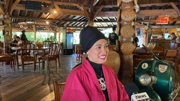 Pengelola RM Gentong, Enung Nuryani Pengelola RM Gentong, Enung Nuryani yang ditemui iNews, Sabtu (13/4/2024). (Foto: iNews/Muhamad Fadli Ramadan)