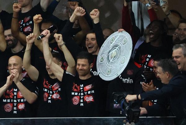 Xabi Alonso Bayer Leverkusen juara Xabi Alonso merayakan sukses Bayer Leverkusen juara Bundesliga Liga Jerman 2023-2024 usai membantai Werder Bremen 5-0 di BayArena, Senin (15/4/2024) dini hari WIB. (Foto: REUTERS)