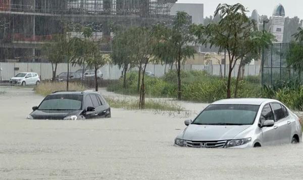 Mobil Banjir Foto: Reuters