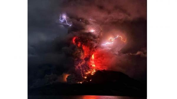 Erupsi Gunung Ruang Erupsi Gunung Ruang di Sitaro, Sulawesi Utara. (Foto: PVMBG)