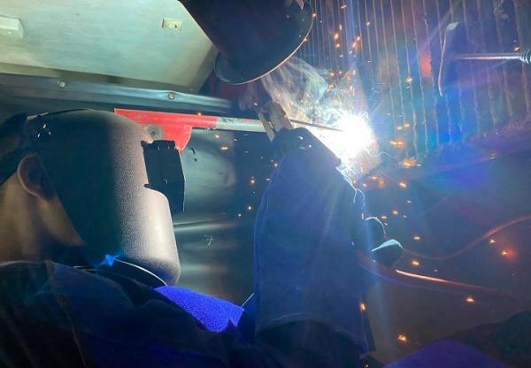 Peserta Pelatihan PHR Salah satu peserta Pelatihan Juru Las (Welder) Afif Diabakri saat belajar teknik pengelasan yang dilaksanakan PHR bersama Disnakertrans Riau dan PCR. (Foto: dok Pertamina Hulu Rokan)