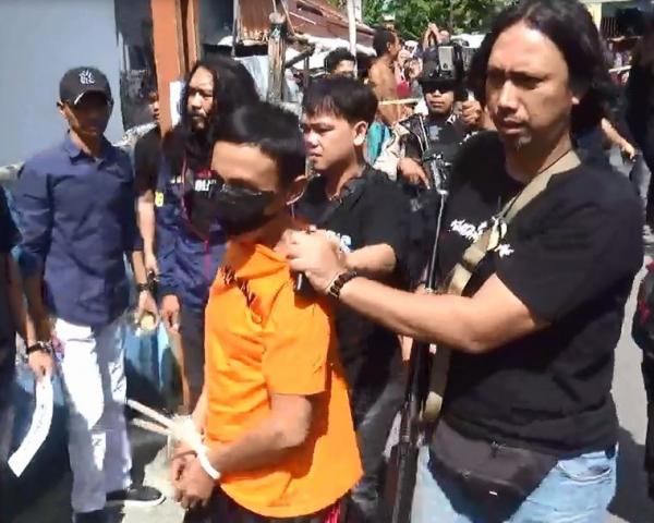 Tersangka Hengky yang tega membunuh istrinya di Makassar menjalani rekonstruksi, Kamis (18/4/2024). (Foto: iNews)