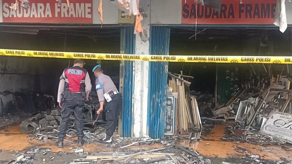 lokasi kebakaran toko bingkai di mampang Polisi olah TKP di lokasi kebakaran toko bingkai di Jalan Raya Mampang Prapatan, Jakarta Selatan, Jumat (19/4/2024). (Foto: iNews/Muhammad Refi Sandi)