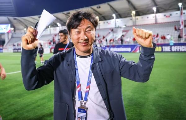 Pelatih Timnas Indonesia U-23 Shin Tae-yong Pelatih Timnas Indonesia U-23 Shin Tae-yong mengeplak kepala Jeam Kelly Stroyer saat melawan Australia di Piala Asia U-23 2024, Kamis (18/4/2024). (Foto: Instagram @Unikinfold)