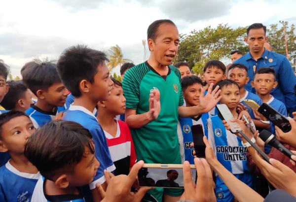 Presiden Joko Widodo main bola Menteri Pertanian Andi Amran Sulaiman mencetak dua gol dalam kemeriahan tanding bola bersama Presiden Joko Widodo (Jokowi) di Lapangan Kompi, Gorontalo. (Foto: dok Kementan)