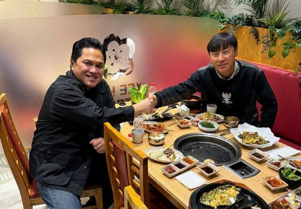 Ketua Umum PSSI Erick Thohir resmi memperpanjang kontrak Pelatih Timnas Indonesia, Shin Tae-yong, Kamis (25/4/2024). (Foto: Instagram @erickthohir)
