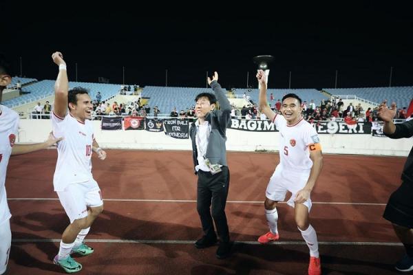 Rizky Ridho Shin Tae-yong Joget Pelatih Shin Tae-yong (kedua kanan) berjoget bersama Rizky Ridho dan Egy Maulana Vikri usai menang 3-0 atas Vietnam pada matchday 4 putaran kedua Kualifikasi Piala Dunia 2026 di Hanoi, 26 Maret silam. (Foto: Instagram @rizkyridhoramadhani)