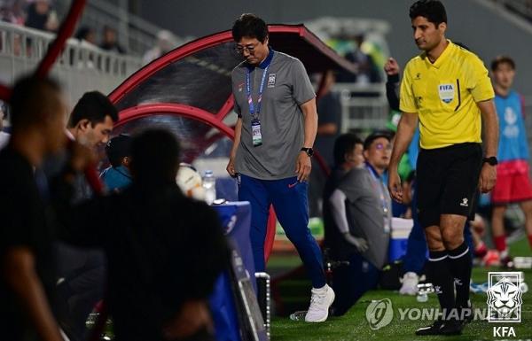 Pelatih Korsel Hwang Sun Hong Pelatih Korsel Hwang Sun-hong (kiri) meninggalkan bangku cadangan setelah mendapat kartu merah pada pertandingan perempat final timnya melawan Indonesia di Piala Asia U-23 di Stadion Abdullah bin Khalifa di Doha, Jumat 25 April 2024 dini hari. (Foto: Istimewa/Yonhap)