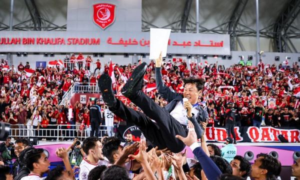 Pelatih Timnas Indonesia U-23, Shin Tae-yong 1 Pelatih Timnas Indonesia U-23, Shin Tae-yong, diangkat para pemainnya usai menang adu penalti kontra Korea Selatan pada perempat final Piala Asia U-23 2024 di Stadion Abdullah bin Khalifa, Doha, Qatar, Jumat (26/4/2024) dini hari WIB. (Foto: AFC)