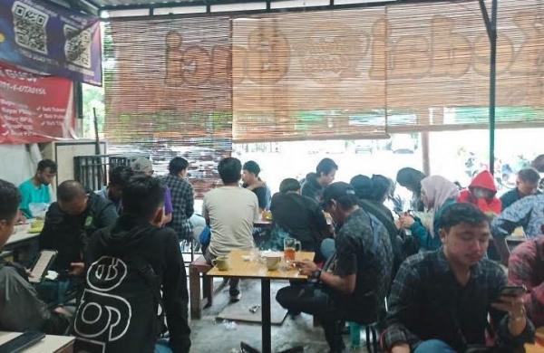 Puluhan pelanggan Kedai Guci di Surabaya asyik menikmati kopi dan teh. (Foto: MPI)